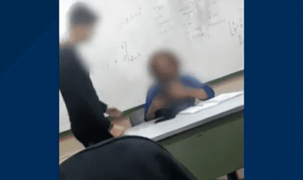 Aluno dá esponja de aço para professora negra