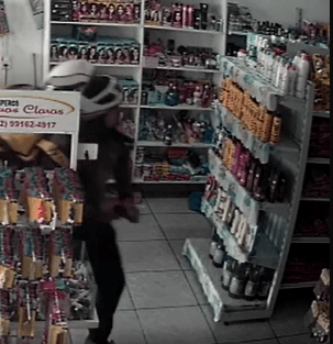 Falso entregador faz arrastão em mercadinho de Manaus. Veja vídeo