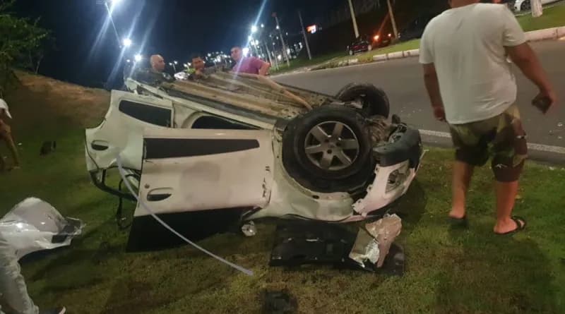 VÍDEO: Carro se parte ao meio durante acidente em Manaus