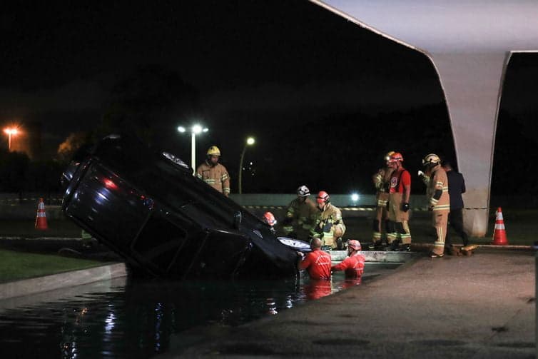 Funcionário de deputado cai com o carro em espelho d&#8217;água no Palácio do Planalto