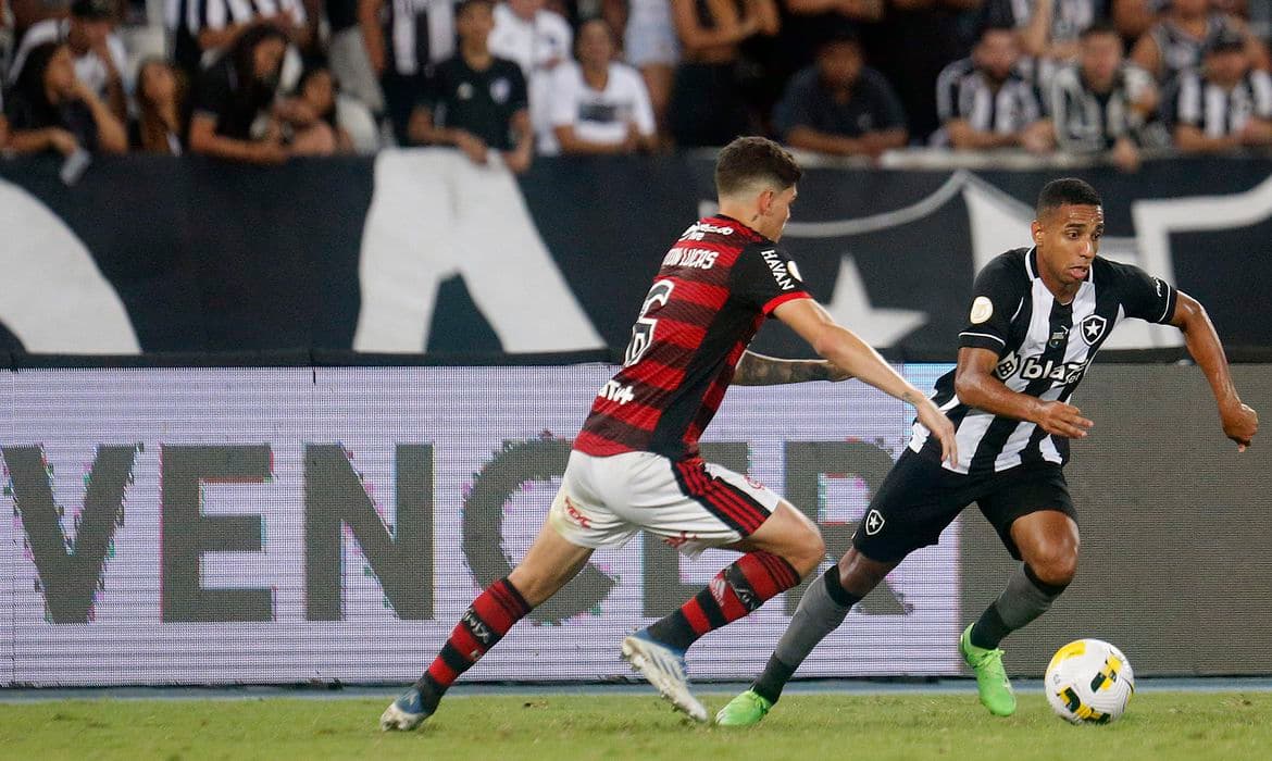 Flamengo e Botafogo disputam clássico neste domingo no Maracanã