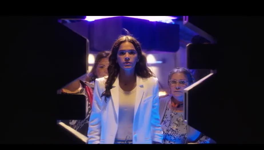 Com Bruna Marquezine no elenco, Besouro Azul ganha trailer