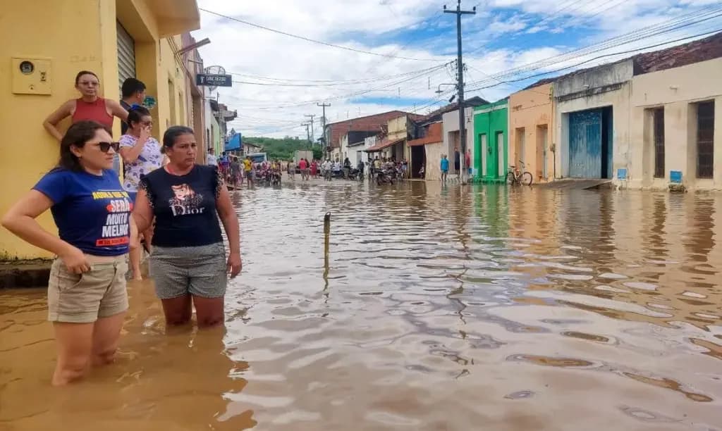 Barragem se rompe e água invade casas e comércios no Ceará