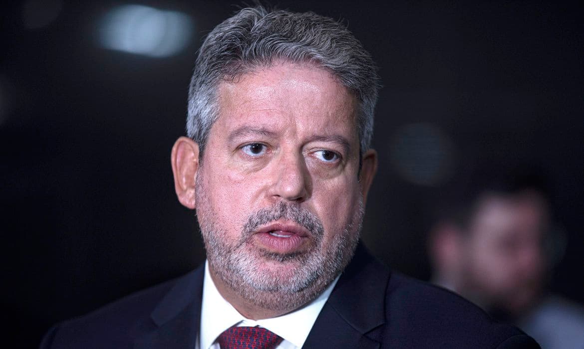 Lira prevê votação do arcabouço até 10 de maio