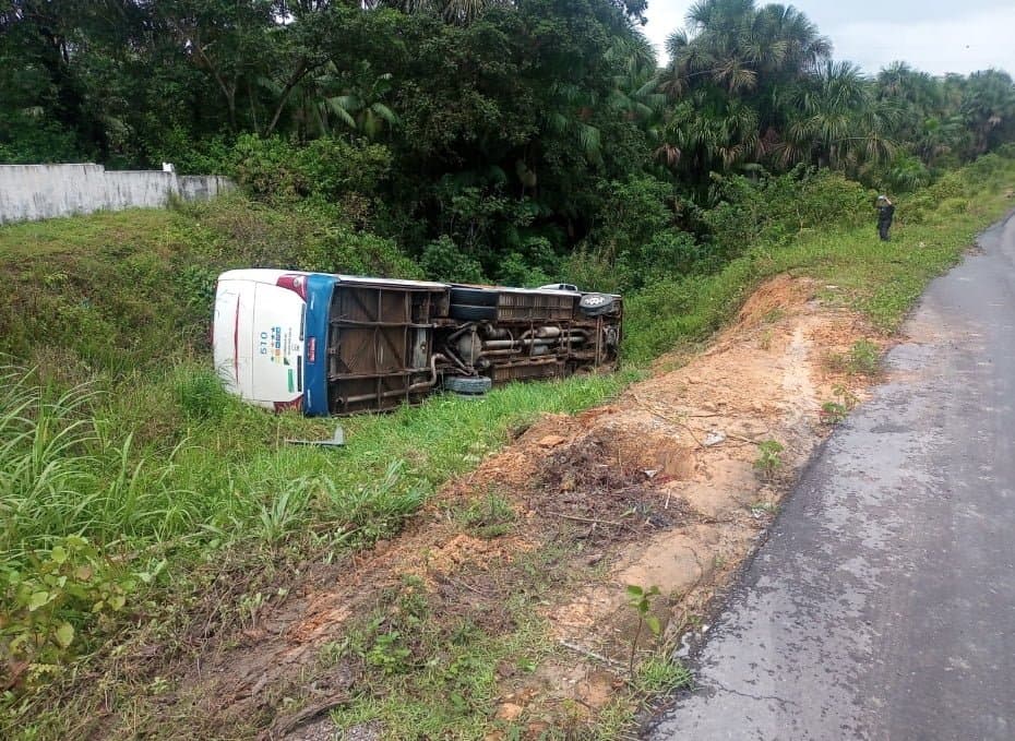 VÍDEO: Ônibus capota em “curva da morte” na AM-010