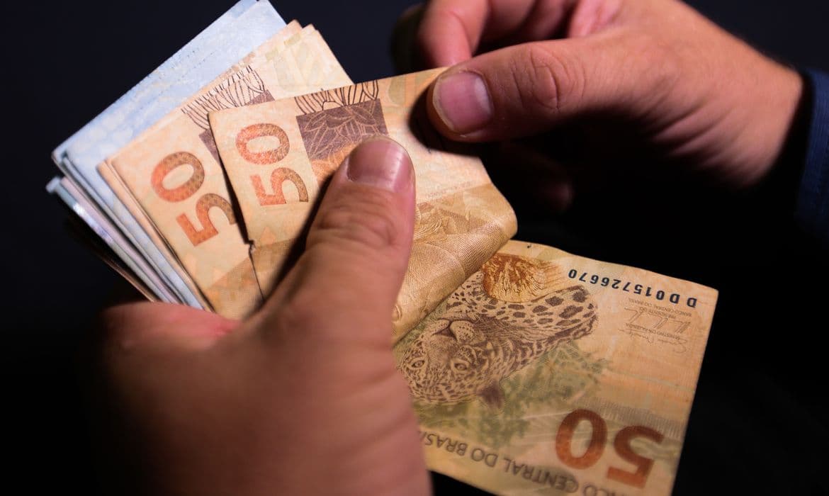 Projeção aponta salário mínimo de R$ 1.412 para 2024