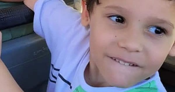 VÍDEO: Pai chora ao lembrar momento com filho morto em ataque: &#8220;Deus conforte o meu coração&#8221;