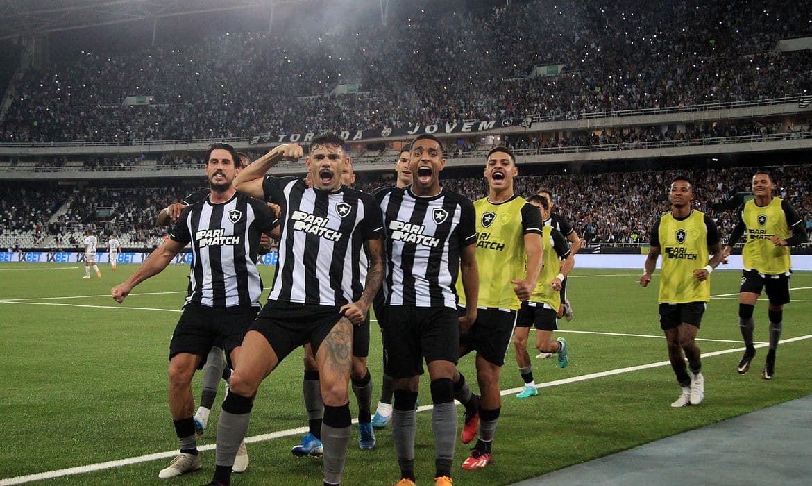 Com 3 gols, Botafogo vence e reassume a ponta do Brasileiro