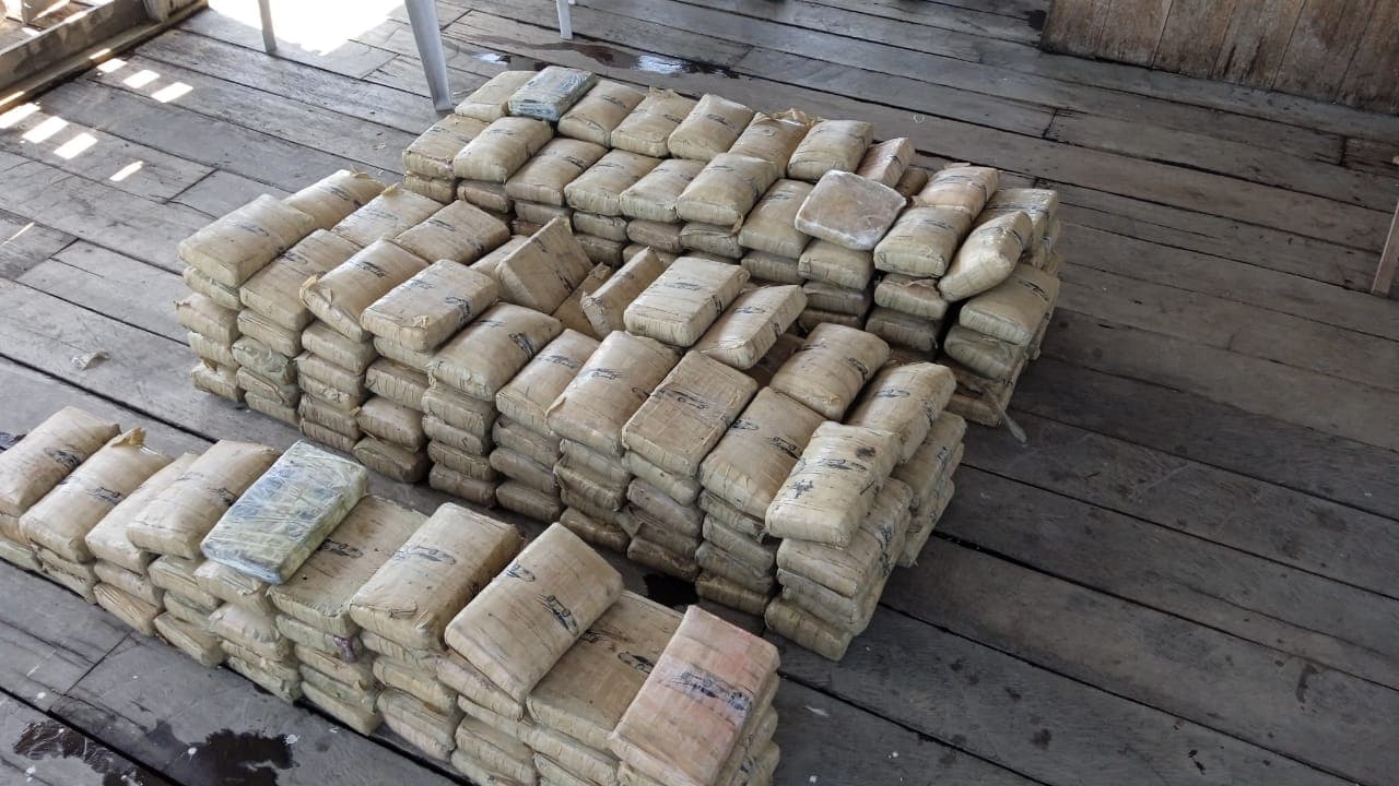 No AM, 230 quilos de drogas são apreendidos em assentos de embarcação