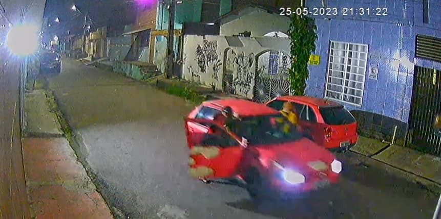 VÍDEO: Durante assalto, bandidos ficam no ‘prego’ e fogem a pé em Manaus