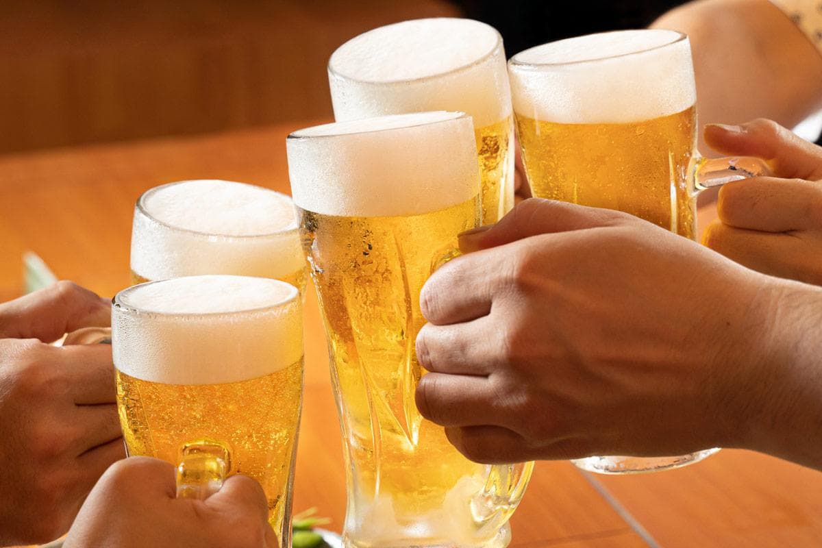 Como aliviar a ressaca após exagerar no álcool? Confira as dicas
