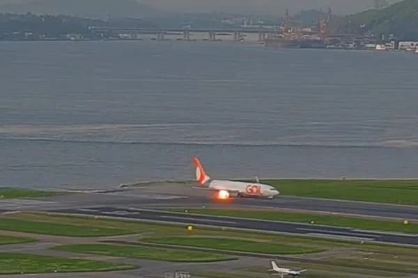VIDEO: Turbina de avião pega fogo em decolagem no RJ