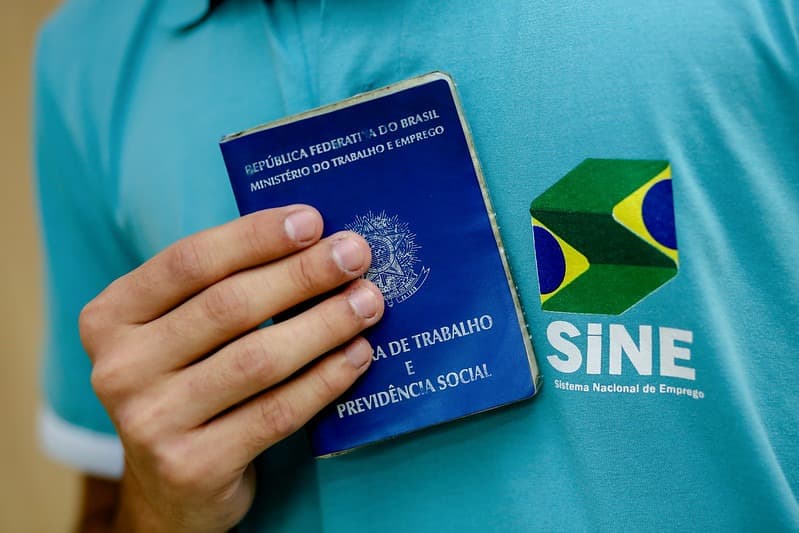 Com vagas para assistente administrativo e eletricista, confira as ofertas de emprego para esta segunda-feira 