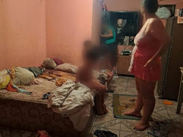 Sozinhas, sujas e sem comida: Três crianças em situação de abandono são regatadas em Manaus