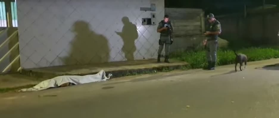 Com mãos e pés amarrados, homem é jogado de carro e morto a tiros em Manaus