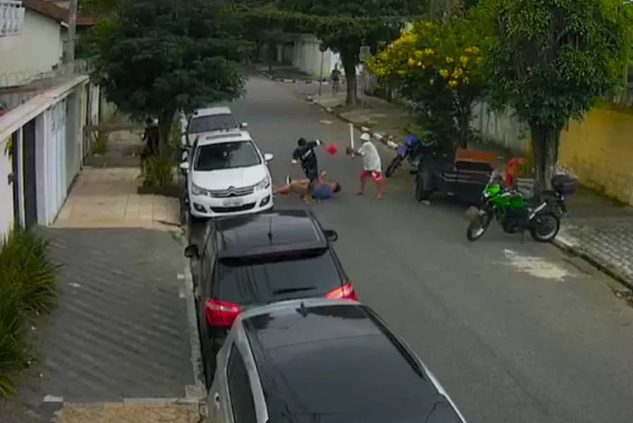 Idoso bate em assaltantes com bengala e evita roubo. Veja vídeo 