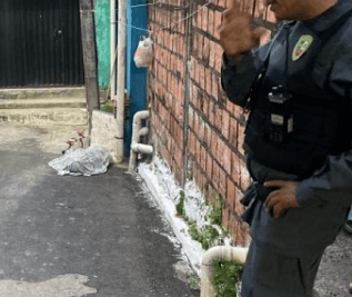 Em Manaus, jovem é morto a tiros e criminosos deixam recado