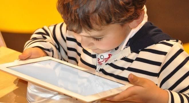 OMS recomenda que bebês de até 2 anos não tenham acesso a telas como celulares, tablets e TVs