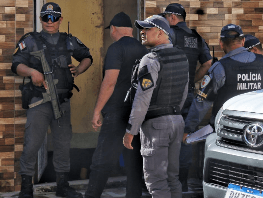 Com o sobrinho no colo, jovem é morto a tiros em Manaus