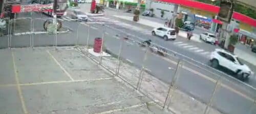 VÍDEO: Casal em moto é arremessado para alto em colisão com carro, em Manaus