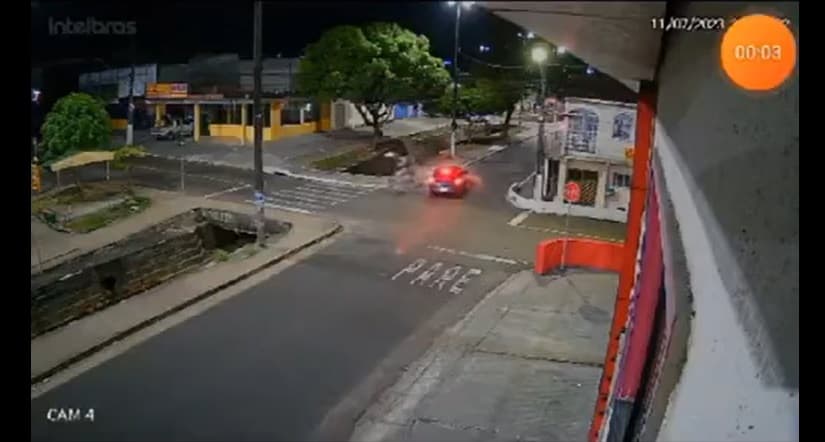 VÍDEO: Momento em que casal é lançado de moto para dentro de igarapé durante acidente, em Manaus