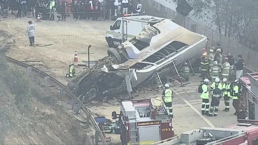 Vídeo mostra momento em que ônibus com corintianos capota em MG