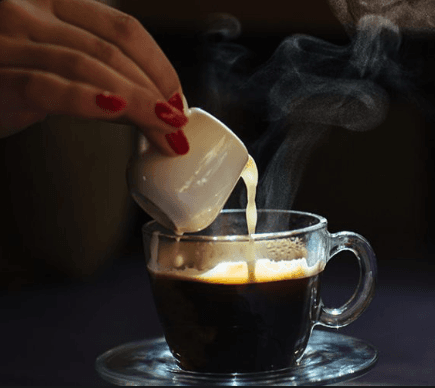 Mulher é acusada de misturar café com alvejante para envenenar marido