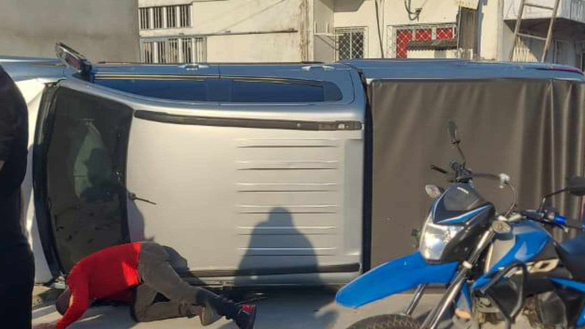 Colisão deixa carro capotado e criança de outro veículo ferida, em Manaus