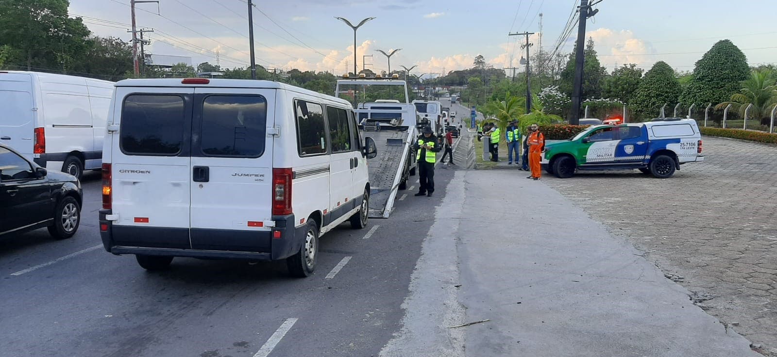 Operação apreende veículos de transporte irregular em Manaus