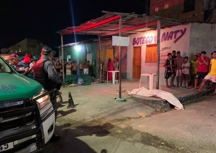 VÍDEO: Homem é morto a tiros por dupla em moto enquanto bebia em bar