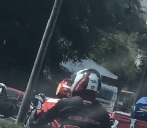 VÍDEO: Caminhão colide em poste de luz e atrapalha trânsito em Manaus 