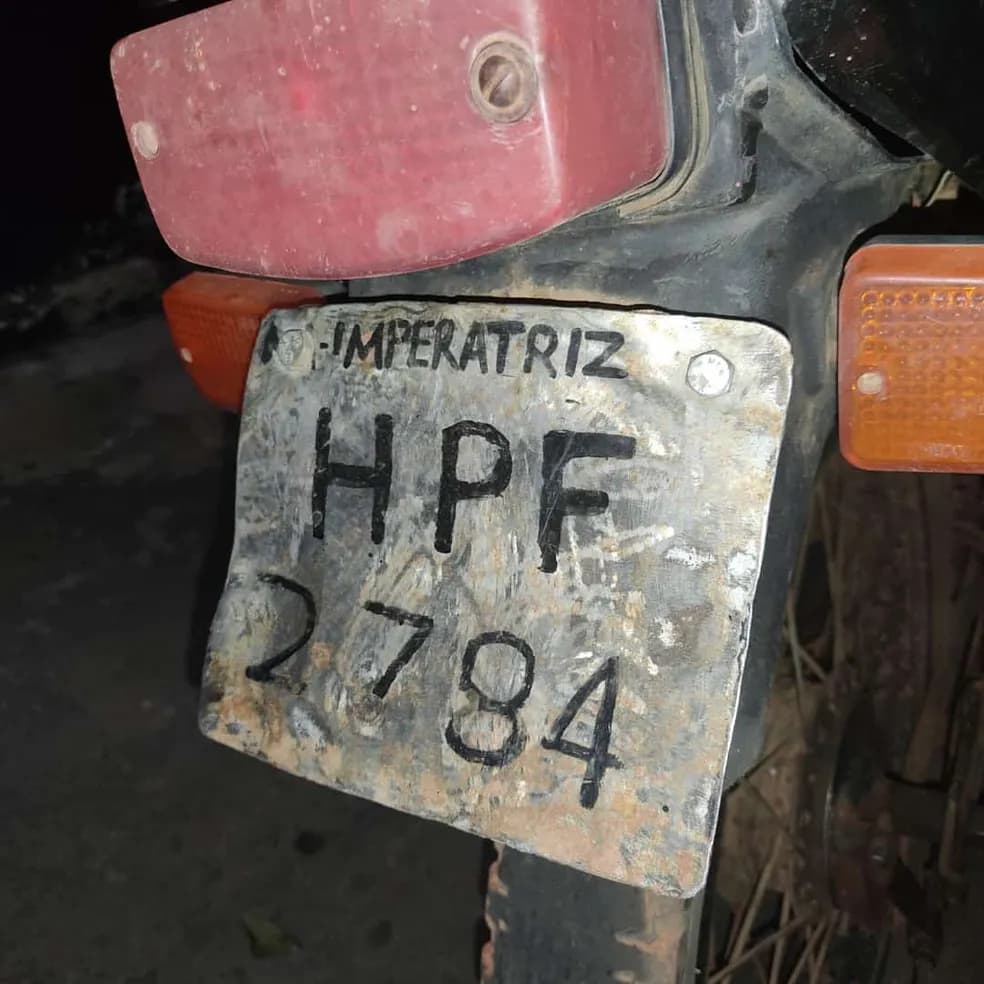 Moto com placa pintada à mão chama atenção da polícia no Tocantins