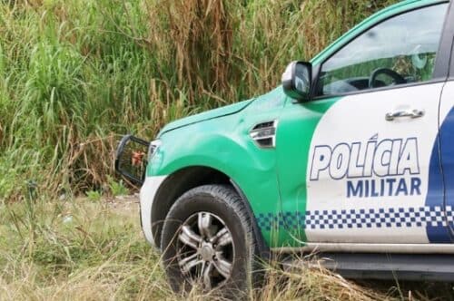 Após ligação anônima, corpo de mulher é encontrado baleado em ramal, no AM