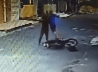 VÍDEO: Assaltante e vítima travam briga no meio da rua em Manaus