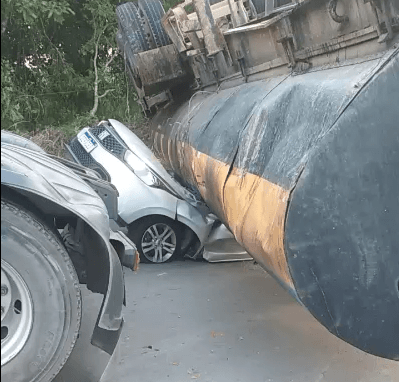 TRAGÉDIA: Carreta tomba e esmaga carro com vítima em Manaus
