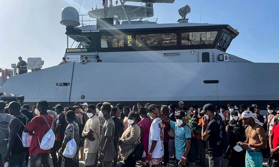 Ilha italiana com 6 mil habitantes recebe 7 mil migrantes africanos