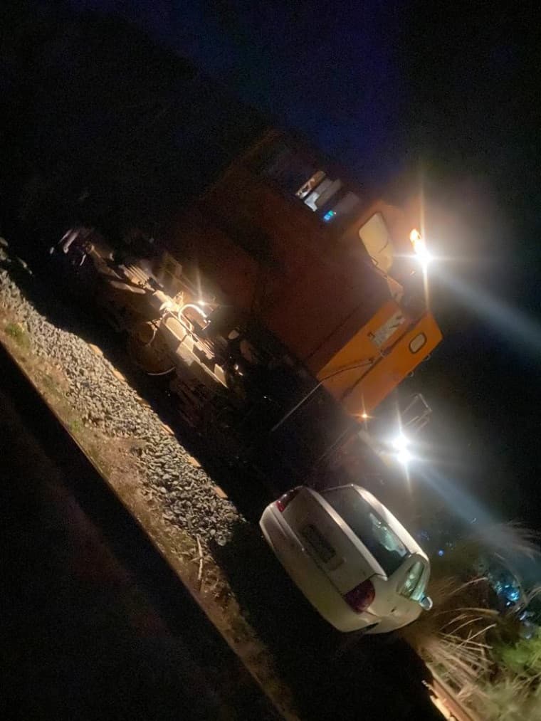 Trem de carga colide com carro parado em ferrovia do Tocantins