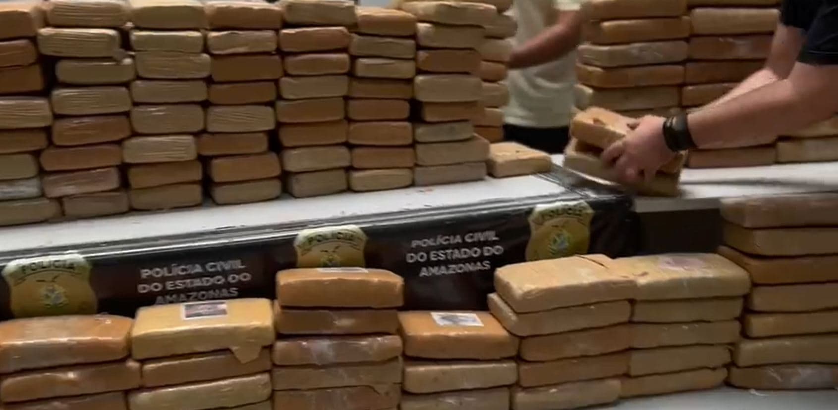 VÍDEO: Polícia apreende em Manaus caminhão com mais de 500 kg de maconha