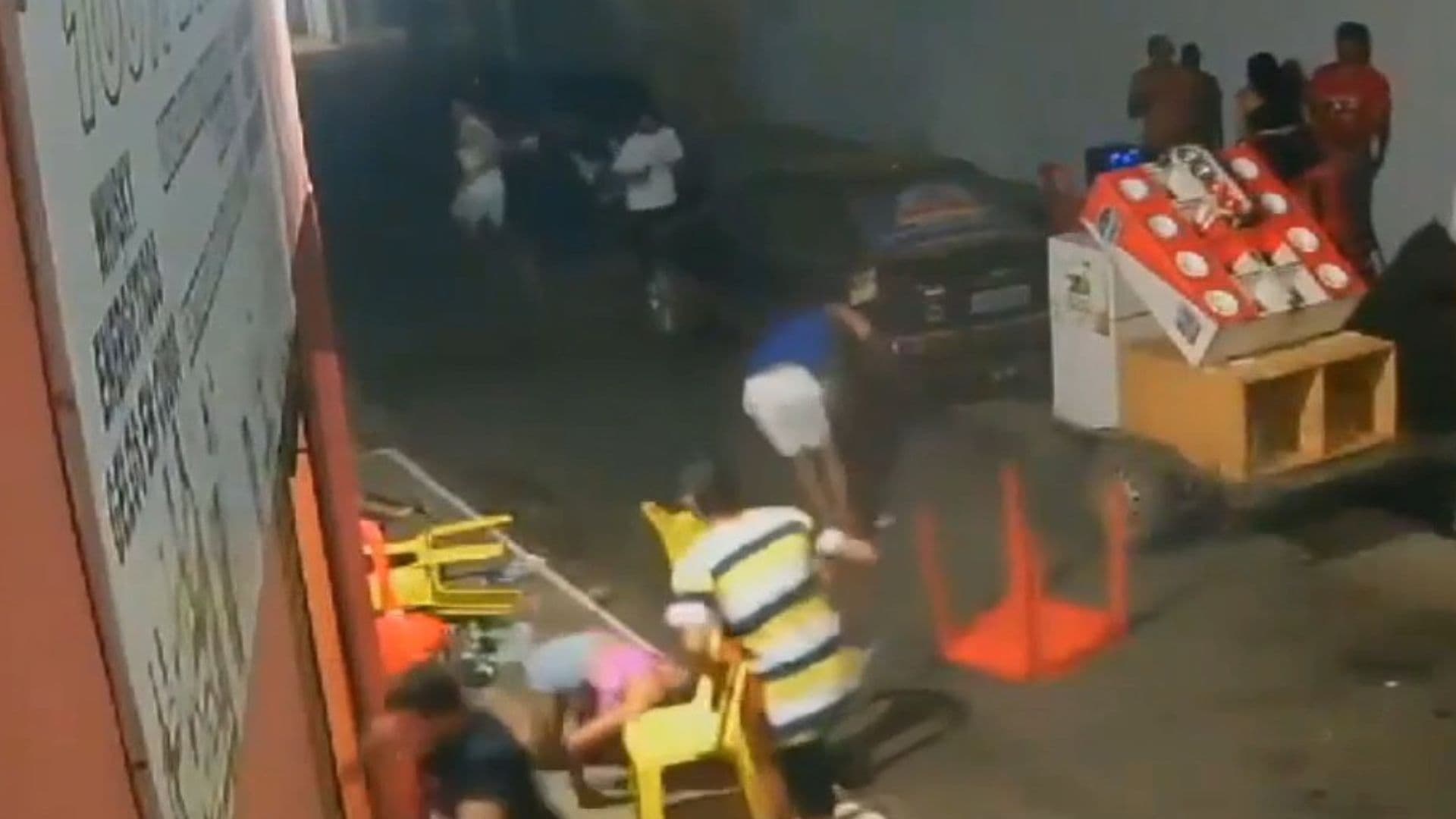 VÍDEO: Câmeras flagram momento em que homem invade bar e mata ex-namorada, no MA