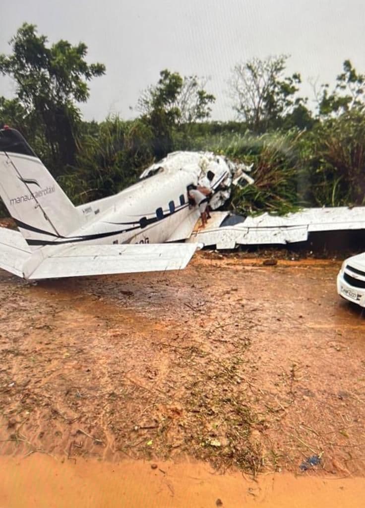 VÍDEOS: Durante temporal, aeronave cai em Barcelos no AM