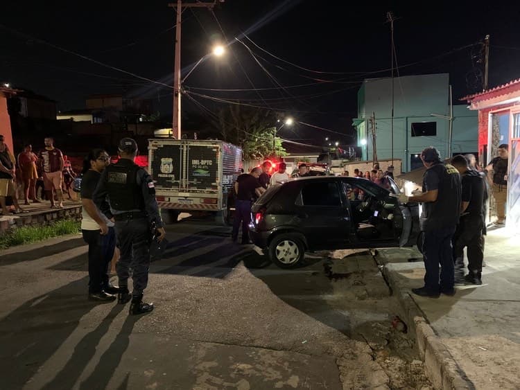 Casal é fuzilado dentro de carro em Manaus; homem morre