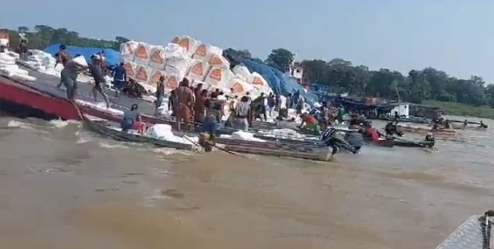 VÍDEO: Balsa colide em banco de areia e tem carga retirada por ribeirinhos, no AM