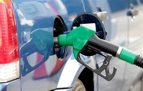Com a quinta queda consecutiva nos postos, o preço médio da gasolina cai 0,3%