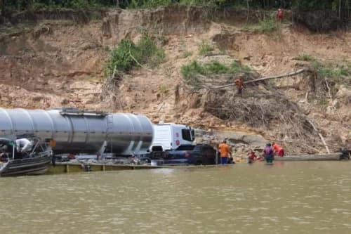 VÍDEOS: Com período de estiagem, balsa colide em barranco, no AM