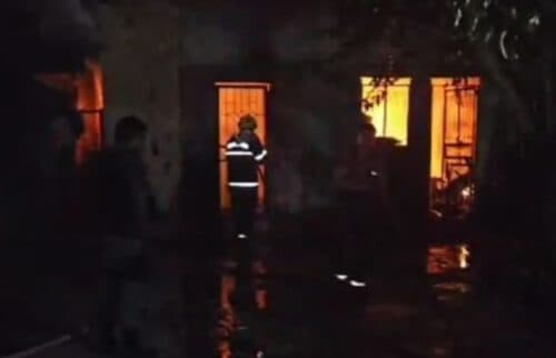 Homem morre carbonizado após atear fogo na própria casa, em Manaus
