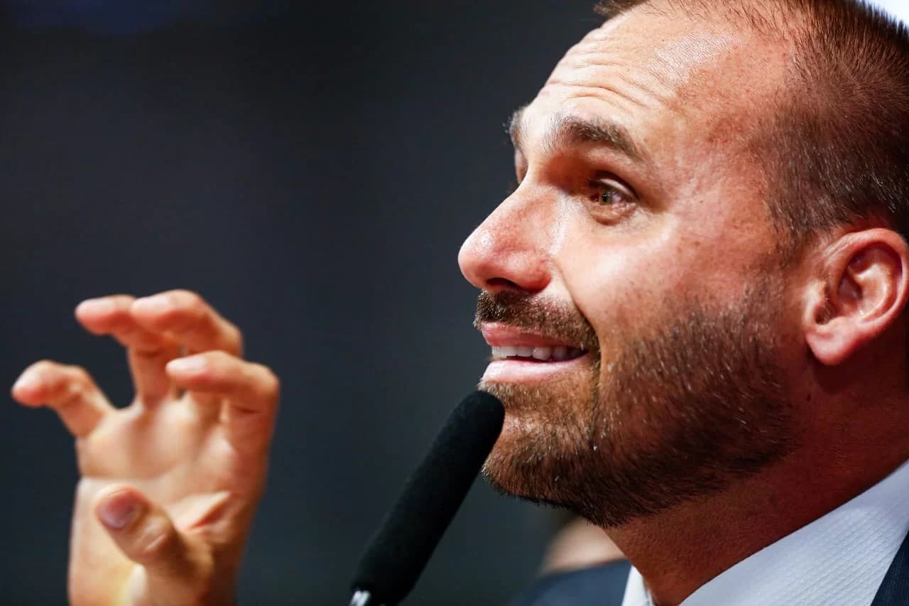 Fora do Brasil, Eduardo Bolsonaro recebe R$ 17 mil de salário em julho