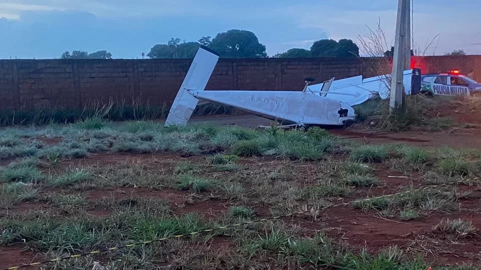 Avião cai em Trindade e deixa duas pessoas feridas
