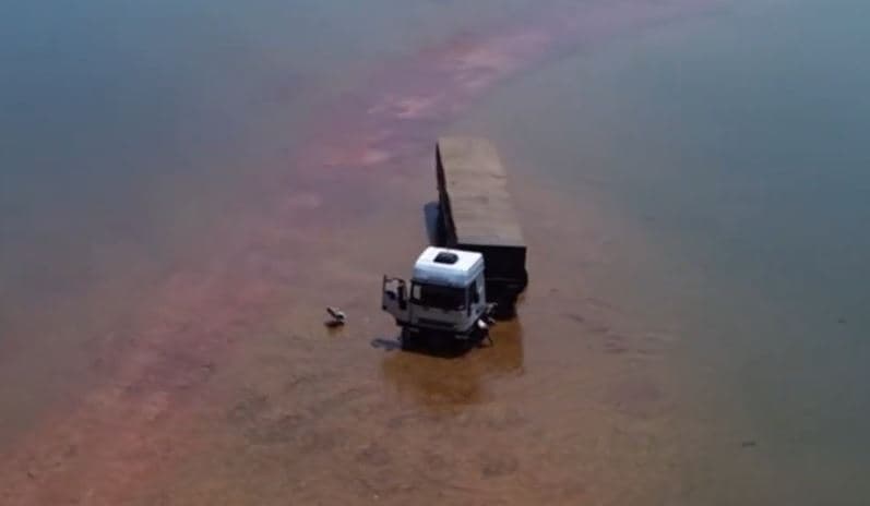 VÍDEO: Motorista tenta atravessar por trilha de terra no meio do rio e caminhão fica atolado, no TO