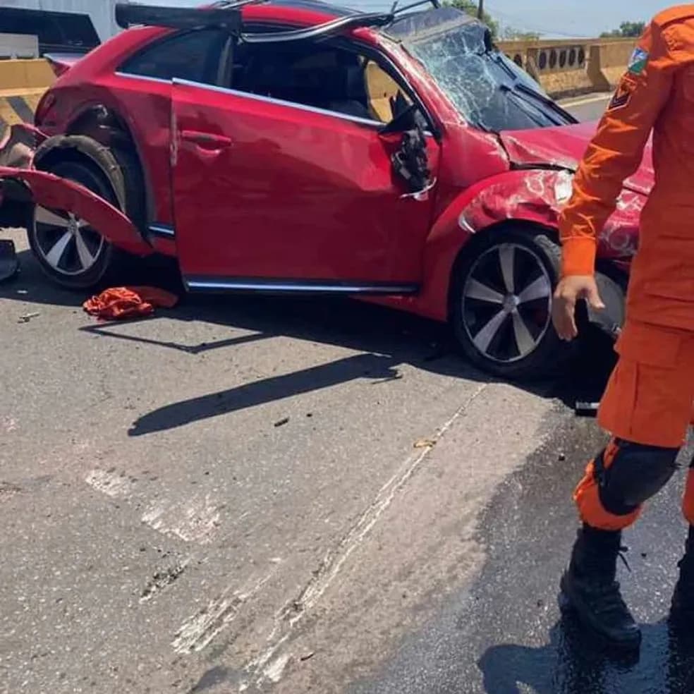 Em Boa Vista, motorista bate em bloco de concreto e capota carro em viaduto