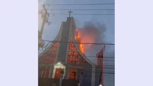 VÍDEO: Raio cai em telhado de igreja, em São Paulo
